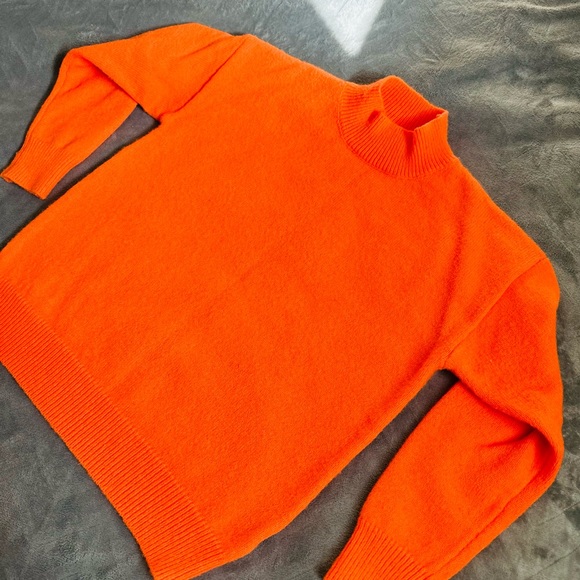 Bright, beautiful sweater - Picture 6 of 6